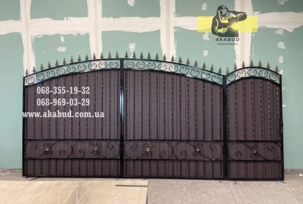 Фото 3. Кованые ворота с профнастилом. Распашные ворота с профнастилом